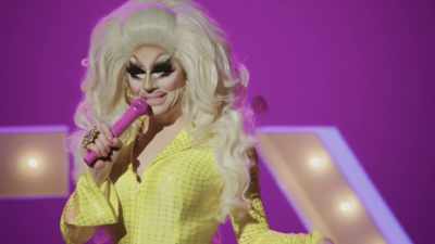 [audience laughing]
[audience cheering] - Trixie Mattel: Skinny Legend