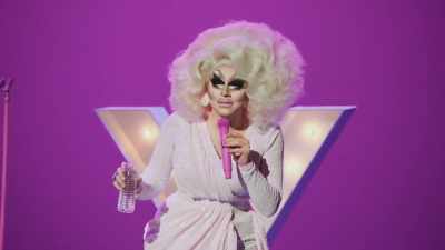 [audience laughing]
[audience groaning] - Trixie Mattel: Skinny Legend