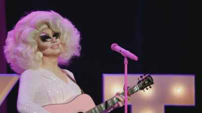 [audience laughing]
[audience groaning] - Trixie Mattel: Skinny Legend