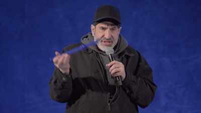 [audience laughing and cheering] - Dave Attell: Hot Cross Buns