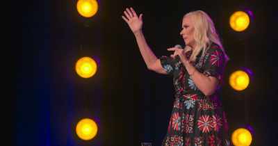 [audience laughing] - Leanne Morgan: I'm Every Woman