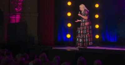 [audience laughing] - Leanne Morgan: I'm Every Woman