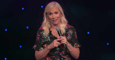 [audience laughing] - Leanne Morgan: I'm Every Woman