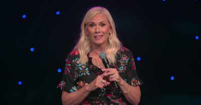 [audience laughing] - Leanne Morgan: I'm Every Woman