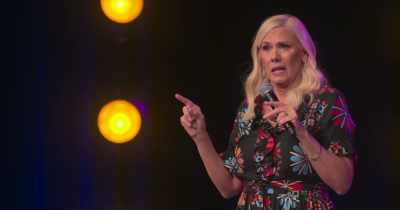 [audience laughing] - Leanne Morgan: I'm Every Woman