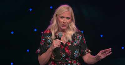 [audience laughing] - Leanne Morgan: I'm Every Woman