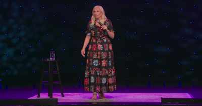 [audience laughing] - Leanne Morgan: I'm Every Woman