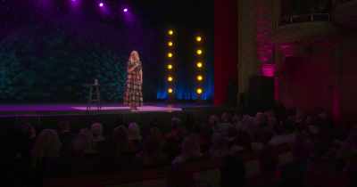 [audience laughing] - Leanne Morgan: I'm Every Woman