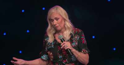 [audience laughing] - Leanne Morgan: I'm Every Woman