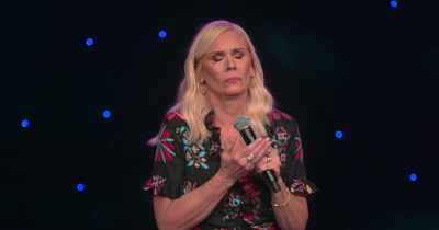 [audience laughing] - Leanne Morgan: I'm Every Woman