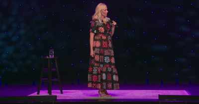 [audience laughing] - Leanne Morgan: I'm Every Woman