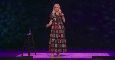 [audience laughing] - Leanne Morgan: I'm Every Woman