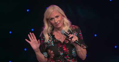 [audience laughing] - Leanne Morgan: I'm Every Woman