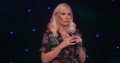 [audience laughing] - Leanne Morgan: I'm Every Woman
