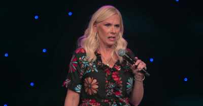 [audience laughing] - Leanne Morgan: I'm Every Woman