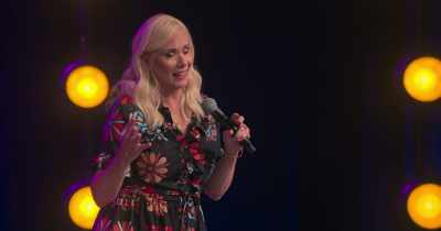 [audience laughing] - Leanne Morgan: I'm Every Woman