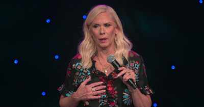 [audience laughing] - Leanne Morgan: I'm Every Woman