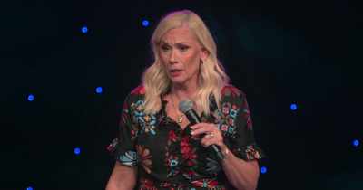 [audience laughing] - Leanne Morgan: I'm Every Woman
