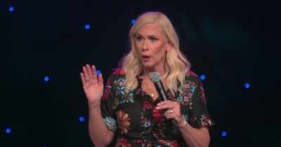 [audience laughing] - Leanne Morgan: I'm Every Woman