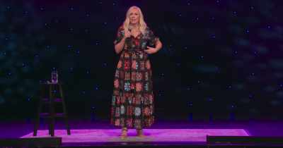 [audience laughing] - Leanne Morgan: I'm Every Woman