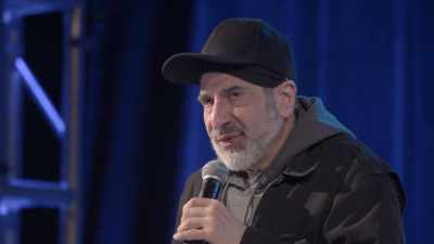 [audience laughing] - Dave Attell: Hot Cross Buns