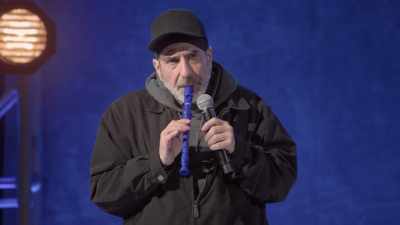 [audience laughing] - Dave Attell: Hot Cross Buns