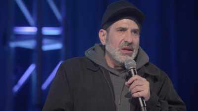 [audience laughing] - Dave Attell: Hot Cross Buns