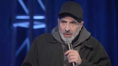 [audience laughing] - Dave Attell: Hot Cross Buns