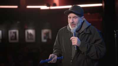 [audience laughing] - Dave Attell: Hot Cross Buns