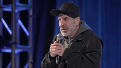 [audience laughing] - Dave Attell: Hot Cross Buns