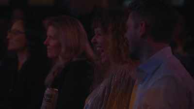 [audience laughing] - Dave Attell: Hot Cross Buns