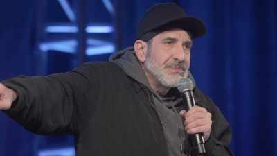 [audience laughing] - Dave Attell: Hot Cross Buns