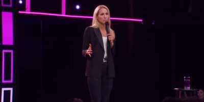 [audience laughing] - Nikki Glaser: Bangin'