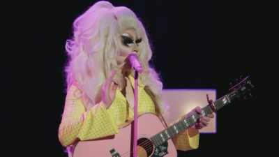 [audience laughing] - Trixie Mattel: Skinny Legend
