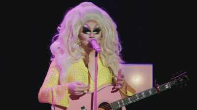 [audience laughing] - Trixie Mattel: Skinny Legend