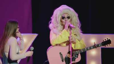 [audience laughing] - Trixie Mattel: Skinny Legend