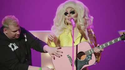 [audience laughing] - Trixie Mattel: Skinny Legend