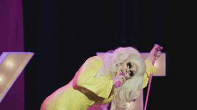 [audience laughing] - Trixie Mattel: Skinny Legend