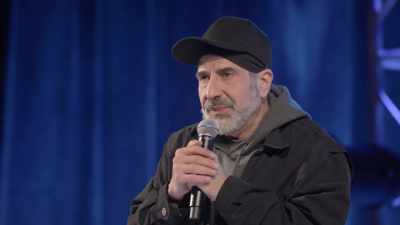 [audience laughing] - Dave Attell: Hot Cross Buns