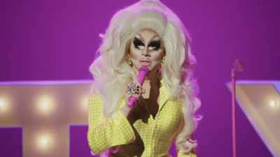 [audience laughing] - Trixie Mattel: Skinny Legend