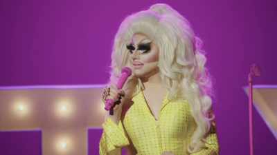 [audience laughing] - Trixie Mattel: Skinny Legend