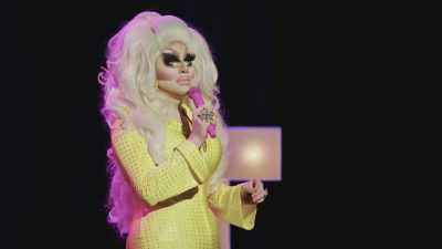 [audience laughing] - Trixie Mattel: Skinny Legend