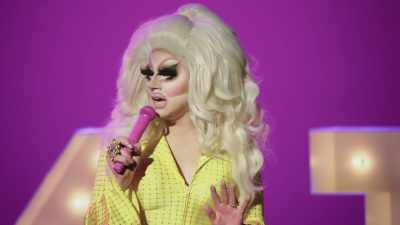 [audience laughing] - Trixie Mattel: Skinny Legend