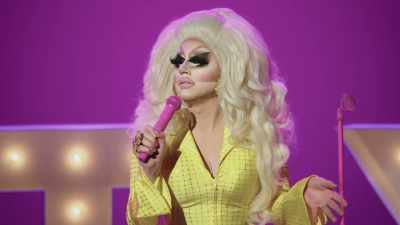 [audience laughing] - Trixie Mattel: Skinny Legend