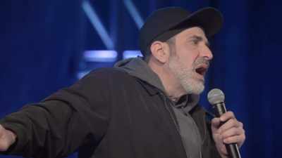 [audience laughing] - Dave Attell: Hot Cross Buns