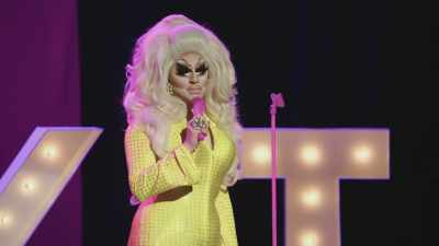 [audience laughing] - Trixie Mattel: Skinny Legend