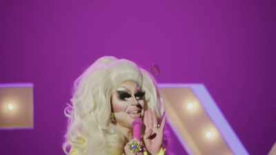 [audience laughing] - Trixie Mattel: Skinny Legend