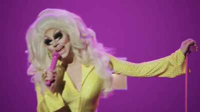 [audience laughing] - Trixie Mattel: Skinny Legend