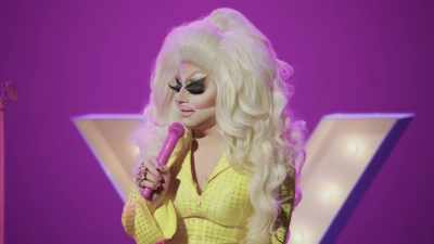[audience laughing] - Trixie Mattel: Skinny Legend