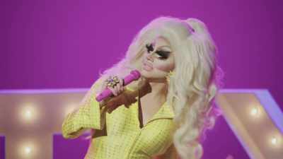 [audience laughing] - Trixie Mattel: Skinny Legend